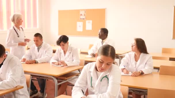 Lekarze Różnym Wieku Siedzą Przy Biurkach Uważnie Słuchają Nauczyciela Zaawansowanej — Wideo stockowe