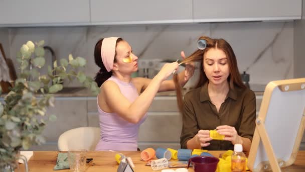 Dospělá Žena Dělá Vlasy Trvalou Natáčkami Mladé Ženy — Stock video