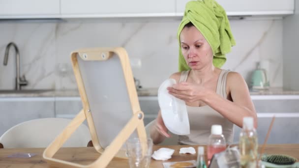 Mulher Meia Idade Calma Aplicando Máscara Tecido Sua Pele Facial — Vídeo de Stock
