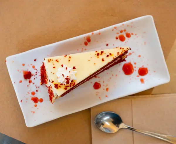 Kawałek Słodkiego Czerwonego Aksamitnego Ciasta Polewą Talerzu — Zdjęcie stockowe