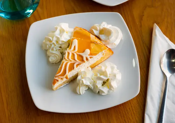 Stukje Zoete Heerlijke Vogels Melk Cake Met Crème Fondant Blanc — Stockfoto