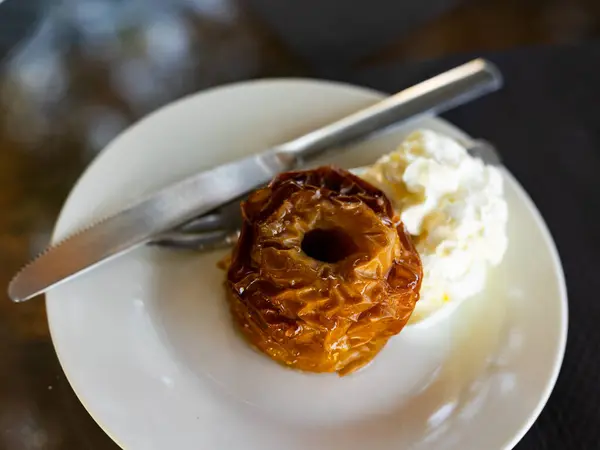 Restauracja Przygotowała Prosty Zdrowy Pyszny Deser Pieczone Jabłko Ozdobione Lodami — Zdjęcie stockowe