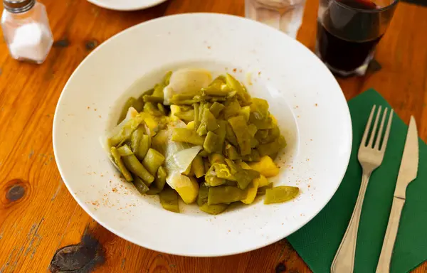 Appetitlich Geschmorte Grüne Bohnen Auf Teller Mit Kartoffeln Serviert — Stockfoto