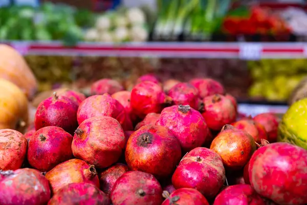 Abeto Romãs Ecológicas Frescas Para Venda Mercado Fundo Frutas Romã — Fotografia de Stock