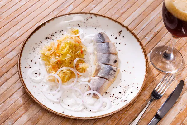 生腌鲱鱼片 与德国泡菜一起放在盘子里 — 图库照片