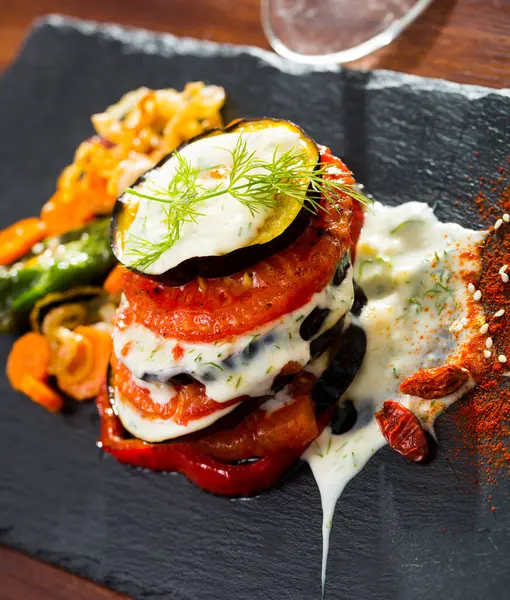 Gebratene Auberginen Und Tomaten Mit Joghurtsoße Serviert Mit Pilzen Auf — Stockfoto