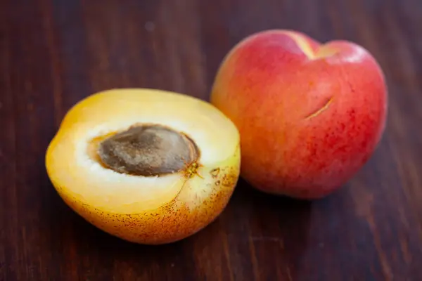 Heerlijke Rijpe Abrikozen Fruit Houten Ondergrond Close — Stockfoto