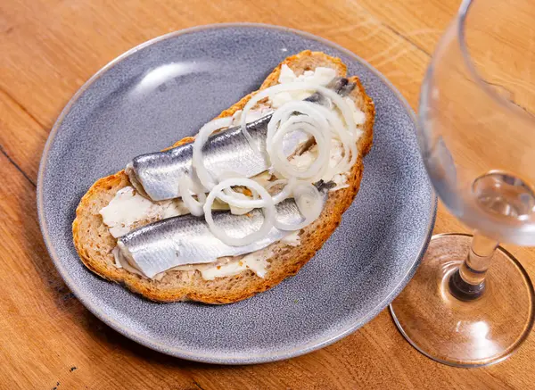 Apetyczna Kanapka Filetem Śledziowym Masłem Podanym Talerzu — Zdjęcie stockowe