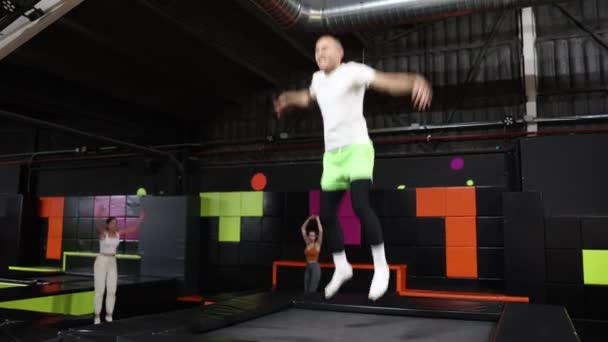 Spor Eğlence Eğlence Spor Aktivitesi Konsepti Trambolinde Zıplayan Mutlu Bir — Stok video