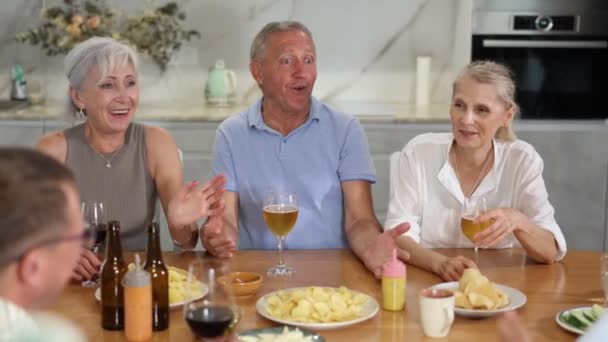 Mutlu Yaşlı Arkadaşlar Bir Huzurevinin Mutfağında Birlikte Vakit Geçiriyorlar Öğle — Stok video
