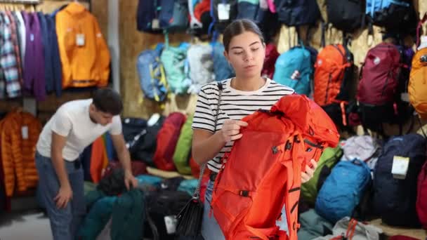 Vásárló Lány Nyári Hátizsákot Választja Hosszú Túrákra Hegymászásra Különböző Árkategóriákba — Stock videók