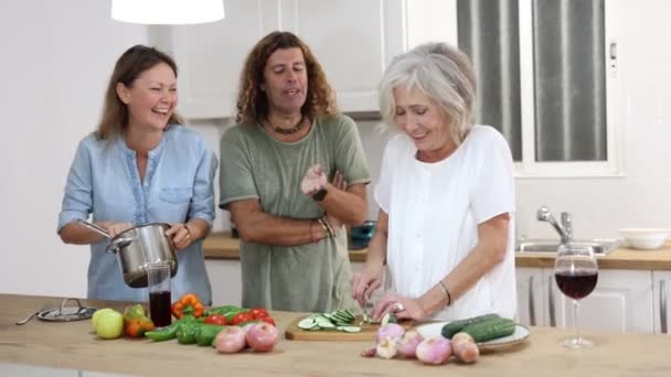 Šťastná Rodina Spolu Starší Matkou Připravují Oběd Moderní Kuchyni Vysoce — Stock video