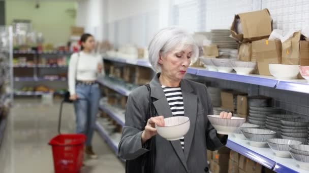 Цікаво Старша Леді Купує Місцевому Азіатському Магазині Вибираючи Традиційні Керамічні — стокове відео