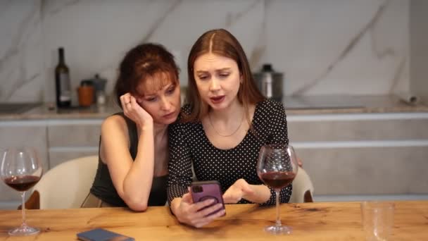 Duas Tristes Mulheres Meia Idade Olhando Para Tela Telefone Enquanto — Vídeo de Stock