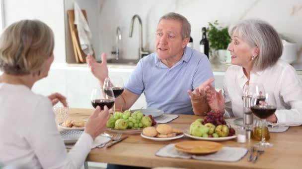 Para Pensiunan Yang Gembira Berkumpul Sekitar Meja Perayaan Terlibat Dalam — Stok Video