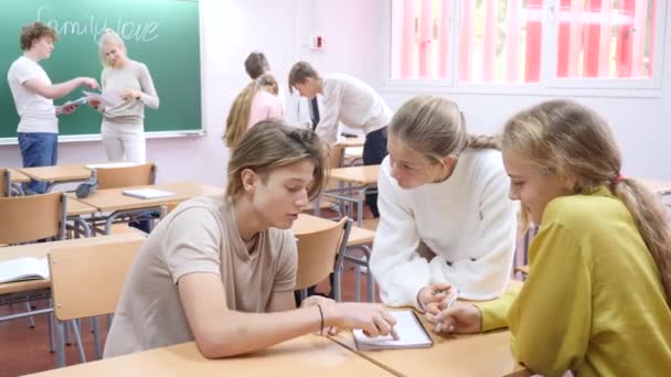 Adolescentes Haciendo Tareas Grupales Durante Lección Escuela Discutiendo Solución — Vídeo de stock