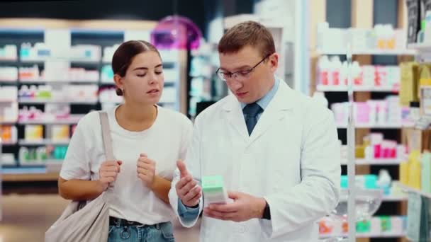 Høflig Midaldrende Mandlig Farmaceut Konsulterer Ung Pige Plejeprodukt Kasse Kemikere – Stock-video