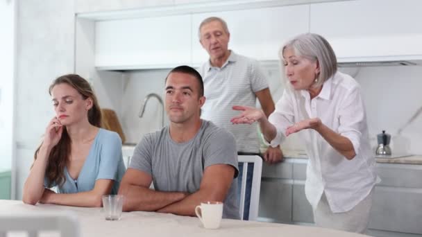 一对被冒犯的夫妇在家庭厨房里的画像 受到了成熟家庭成员的训斥 家庭冲突 — 图库视频影像