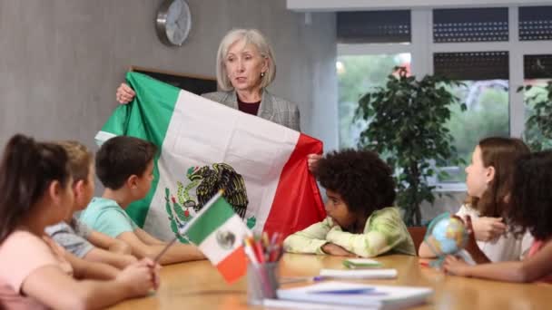 Amigável Professora Ensino Médio Conta Aos Alunos História México Classe — Vídeo de Stock