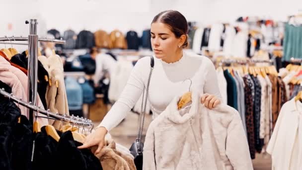Fiatal Vidám Lány Bemutatja Szőrme Kabát Egy Ruhaboltban Kiváló Minőségű — Stock videók