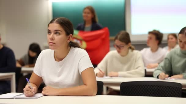 Nauczyciel Mówi Kraju Fladze Narodowej Portugalii Lekcji Geografii Nastolatki Słuchają — Wideo stockowe