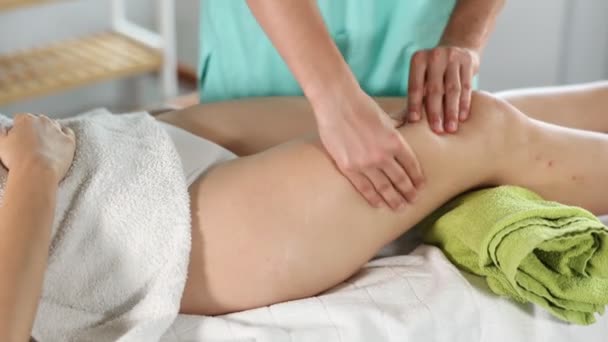Cellulite Massage Der Oberschenkel Salon Nahaufnahme Masseur Tut Beinmassage Für — Stockvideo