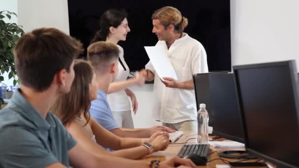 在为系统管理员提供的学习室计算机课程中 男教师 组织者向优秀的女学生颁发毕业证书 — 图库视频影像