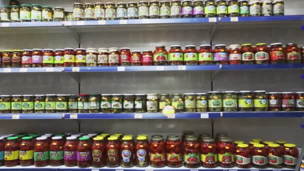 Badalona Spain Şubat 2024 Rus Mağazası Geleneksel Sebze Atıştırmalıkları Çeşitli — Stok video