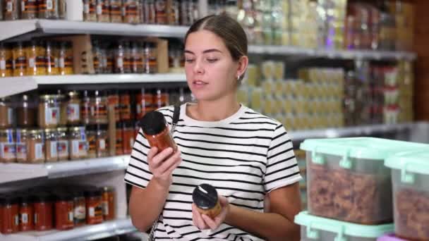 Chica Está Pie Sección Especias Del Supermercado Elegir Tarro Especias — Vídeo de stock