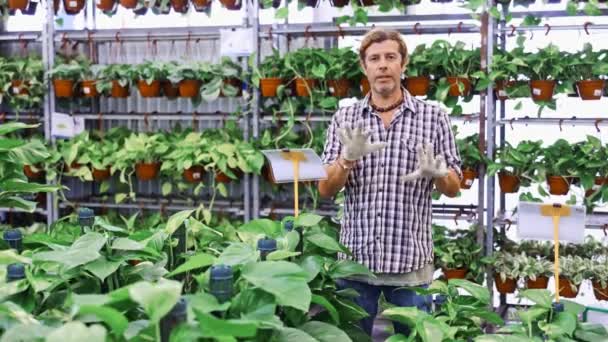 Verkäufer Posiert Mit Einer Pflanze Blumenladen Hochwertiges Filmmaterial — Stockvideo