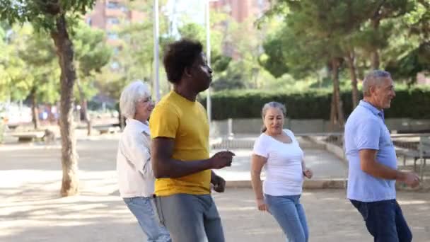 Coach Afro Américain Positif Aidant Les Personnes Âgées Étirer Leurs — Video