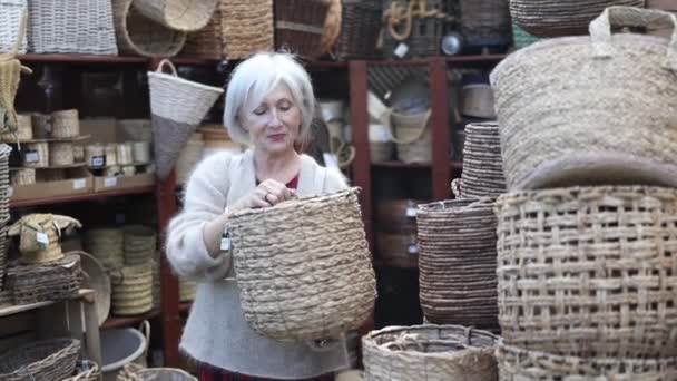 Старшая Женщина Смотрит Плетеную Корзину Магазине Высококачественные Кадры — стоковое видео