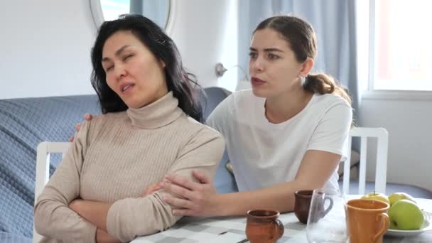 Mujer Joven Europea Consolando Amigo Deprimido Mujer Asiática Casa — Vídeos de Stock