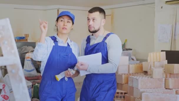Asyalı Kadın Tamirci Avrupalı Erkek Tasarımcı Inşaat Alanındaki Belgelerle Ilgili — Stok video