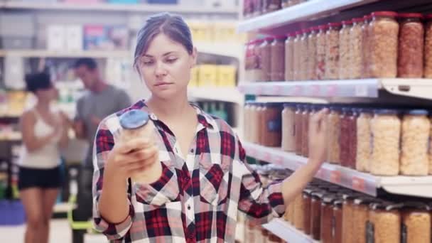Mujer Pie Estante Tienda Comestibles Selección Productos Vinagre — Vídeos de Stock