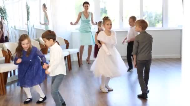 Šťastné Malé Děti Elegantních Šatech Cvičení Twist Tanec Učitelem Školní — Stock video