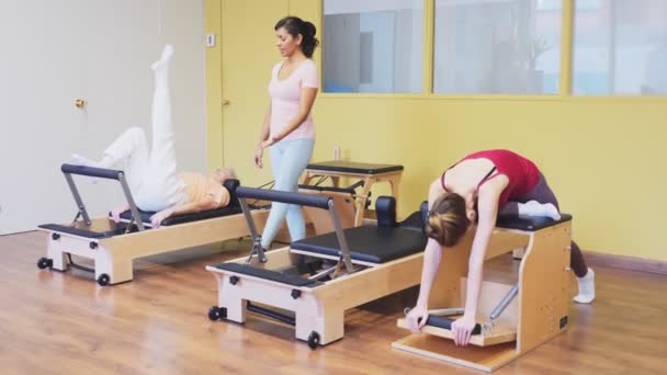 Joven Mujer Deportiva Practicando Ejercicios Del Sistema Pilates Silla Wunda — Vídeos de Stock