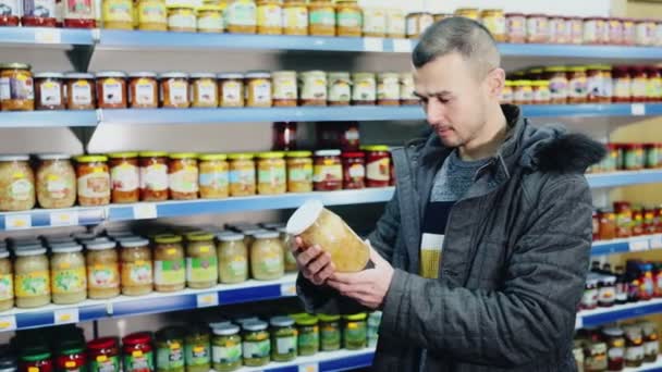 Pria Dewasa Yang Berbelanja Dengan Pakaian Kasual Memilih Sauerkraut Toko — Stok Video