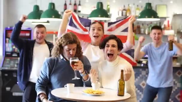 Ομάδα Ανθρώπων Βρετανική Σημαία Που Κάνουν Πρόποση Μπύρα Διασκεδάζοντας Στο — Αρχείο Βίντεο