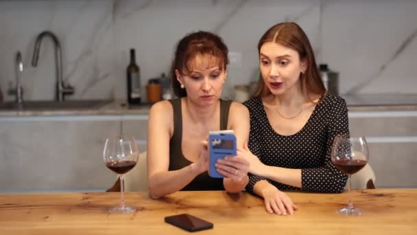 Дві Щасливі Жінки Середнього Віку Дивляться Екран Телефону Ентузіазмом Сидячи — стокове відео