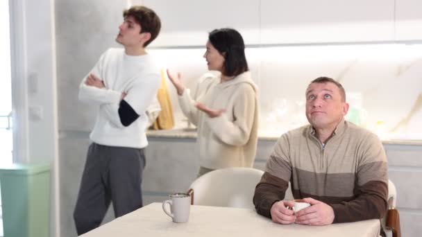 Der Unzufriedene Mann Hat Genug Von Häuslichen Streitigkeiten Hintergrund Streitet — Stockvideo