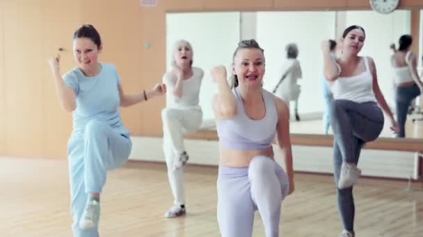 Gülümseyen Kadınlar Spor Salonunda Grup Kurslarında Dans Ediyorlar — Stok video