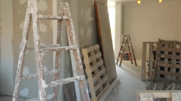 Stepladder Dentro Del Apartamento Durante Las Obras Mejora Del Hogar — Vídeos de Stock