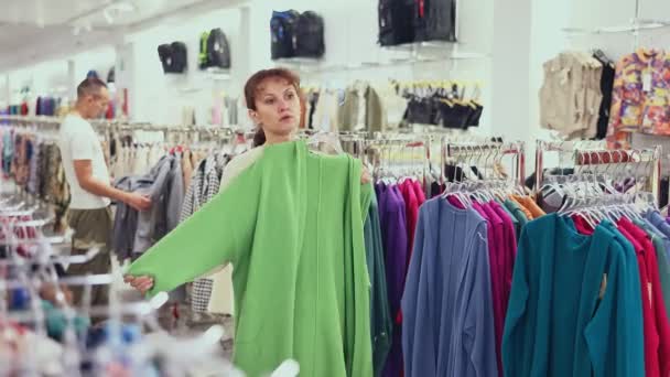 Femme Adulte Acheteur Choisit Sweat Shirt Dans Magasin Vêtements — Video