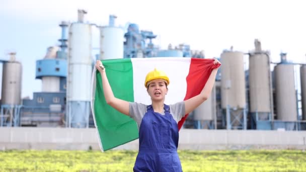 工業的な景色の前に立っているイタリアの旗と仕事の服で心配した少女 — ストック動画