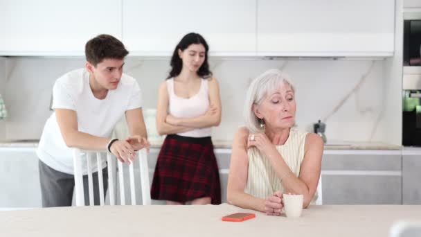 Mladý Manželský Pár Křičí Starší Matku Rodinný Konflikt Mezi Mladým — Stock video