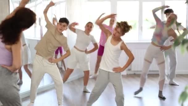 Группа Мальчиков Девочек Учителем Выполняющими Разогревные Упражнения Перед Танцами Студии — стоковое видео