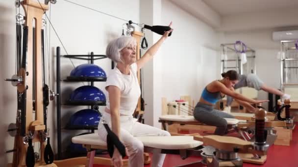 Mulher Sênior Trabalha Ginásio Simulador Pilates Cliente Clube Esportes Reformador — Vídeo de Stock