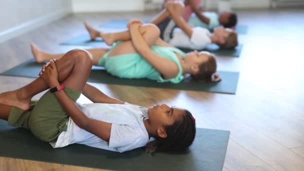 Niño Adolescente Afroamericano Grupo Hatha Yoga Clase Hace Estiramiento Preparatorio — Vídeos de Stock