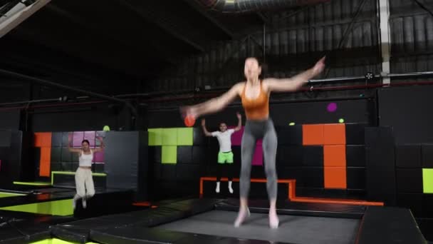 Mulher Meia Idade Feliz Praticando Pulando Trampolins Centro Esportes Indoor — Vídeo de Stock